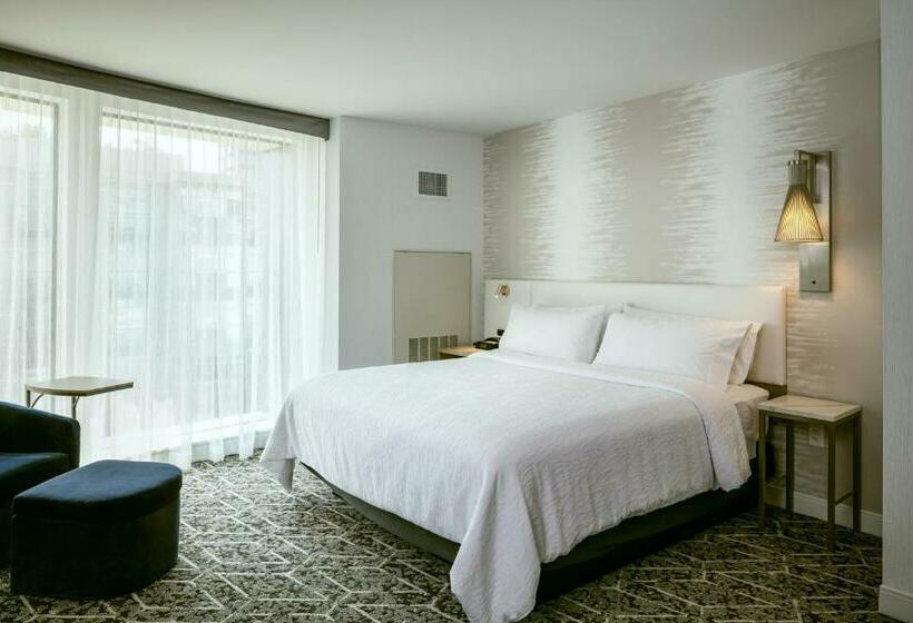 带大床的豪华间, Hilton Garden Inn Seattle Bellevue Downtown, Wa