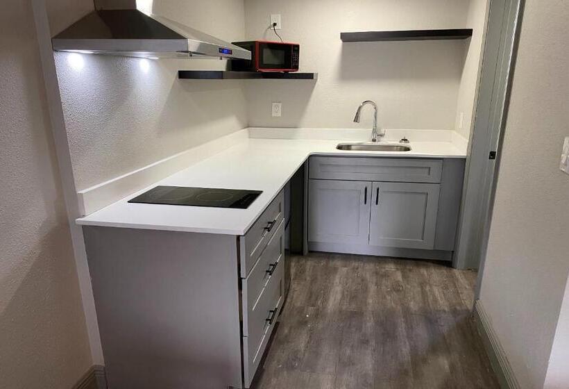 스탠다드 룸 킹사이즈 침대, Budget Motel  Titusville