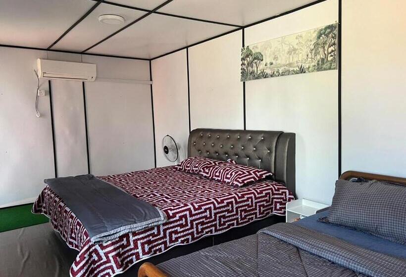 اتاق استاندارد سه تخته با چشم‌انداز استخر, Rimbun Bayu Homestay
