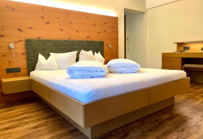 Четырехместный Номер Стандарт с Балконом, Aktivhotel Tuxerhof