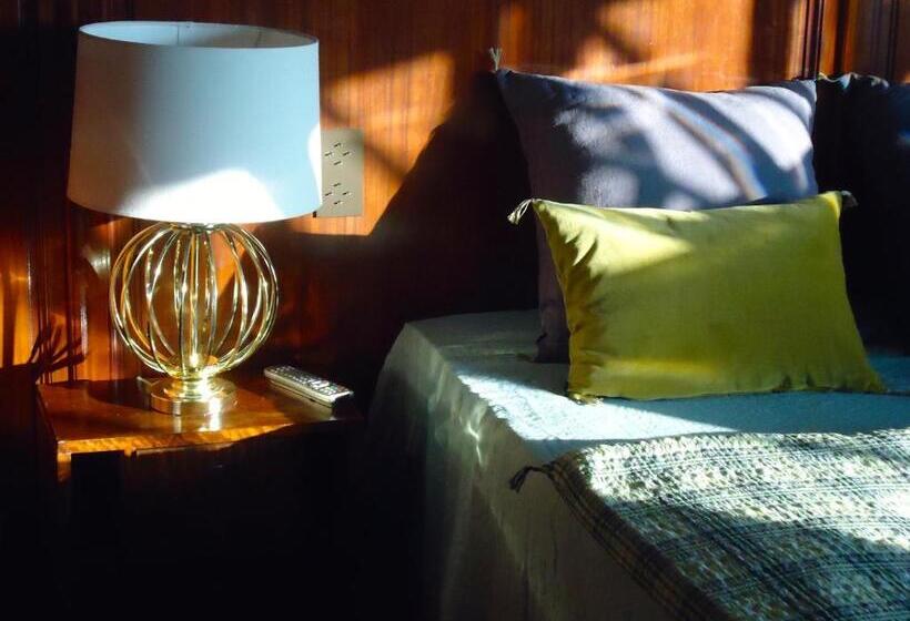 Suite with lake view, Maison Flagey Brussels