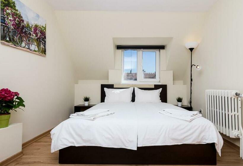Трехместный Номер Стандарт с Балконом, Family Hotel Madrid