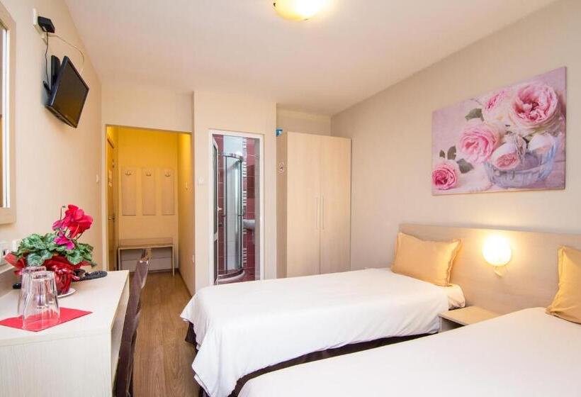 Номер Стандарт, Family Hotel Madrid