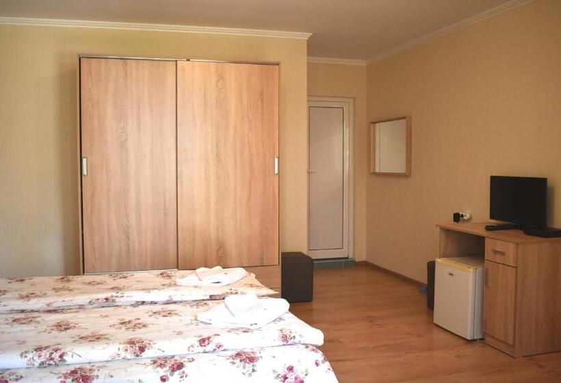 اتاق استاندارد چهارنفره با بالکن, Family Hotel Slavianska Dusha