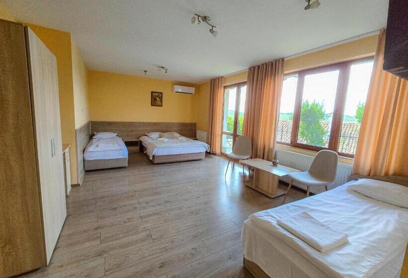 バルコニー付スタンダード４ベッドルーム, Family Hotel Slavianska Dusha