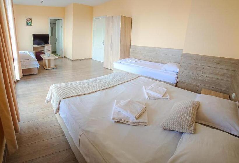اتاق استاندارد چهارنفره با بالکن, Family Hotel Slavianska Dusha