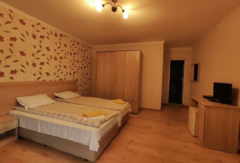اتاق استاندارد سه تخته با بالکن, Family Hotel Slavianska Dusha