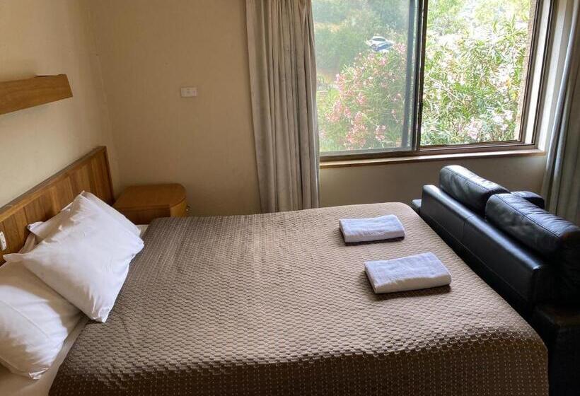 패밀리 룸, Tollgate Motel