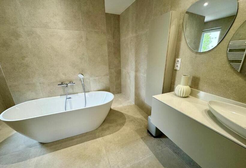 스탠다드 룸 킹사이즈 침대, Suite Avec Balcon, Kitchenette équipée, Douche, Baignoire, Wc Et Bureau