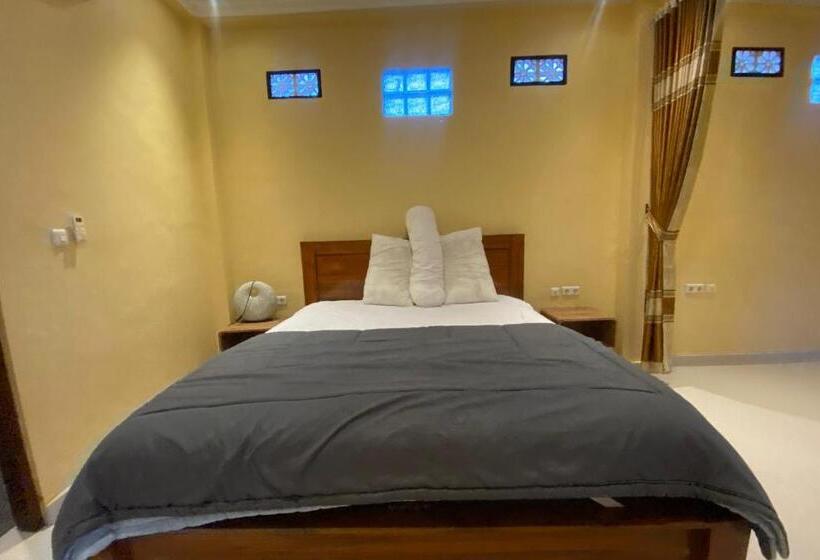 Номер Deluxe Кровать Кинг, Capital O 93844 Arta Adi Homestay