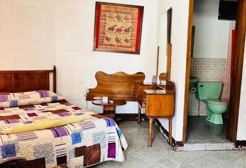اتاق استاندارد چهار تخته, Royal Palace Hostal