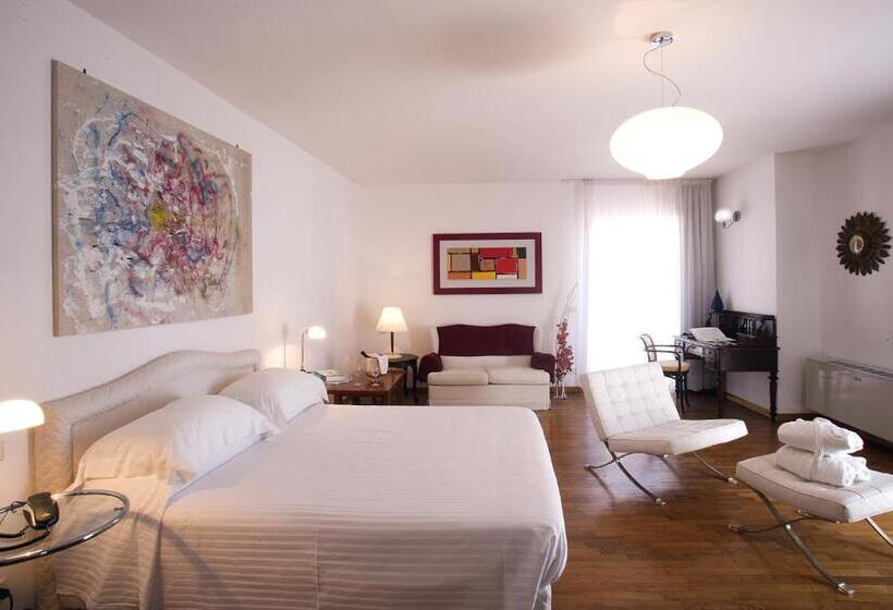 Suite with Terrace, Claudio