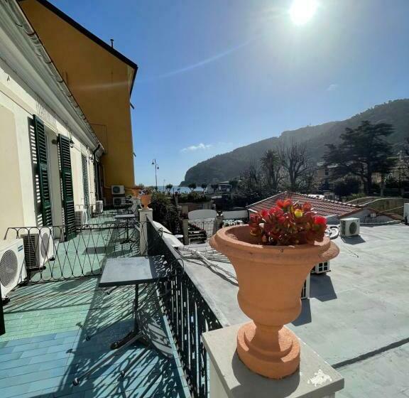 غرفة أساسية ثلاثية, Miramare