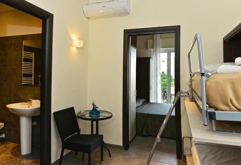 اتاق استاندارد چهار تخته با چشم‌انداز دریا, Villa Le Logge