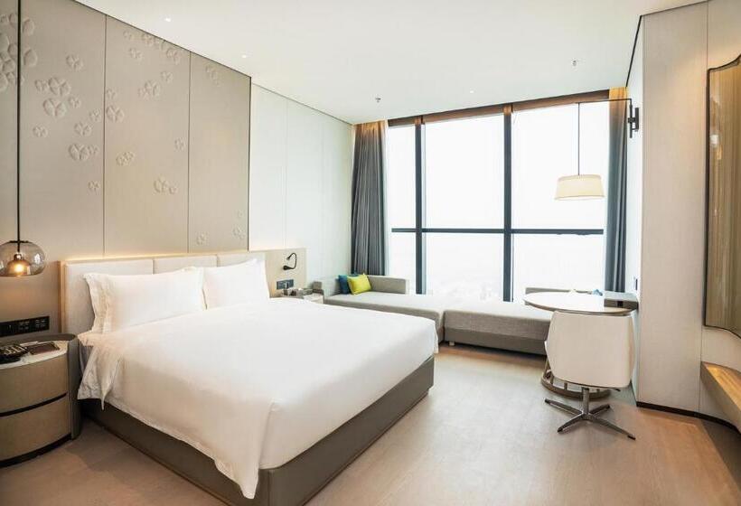 اتاق استاندارد با تخت بزرگ برای معلولان, Wyndham Foshan Nanhai