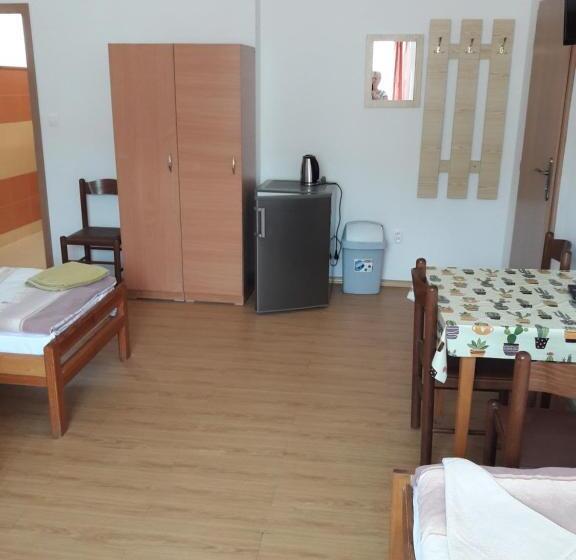 Quarto Quádruplo Estandar, Ubytovňa A Penzión Tavros
