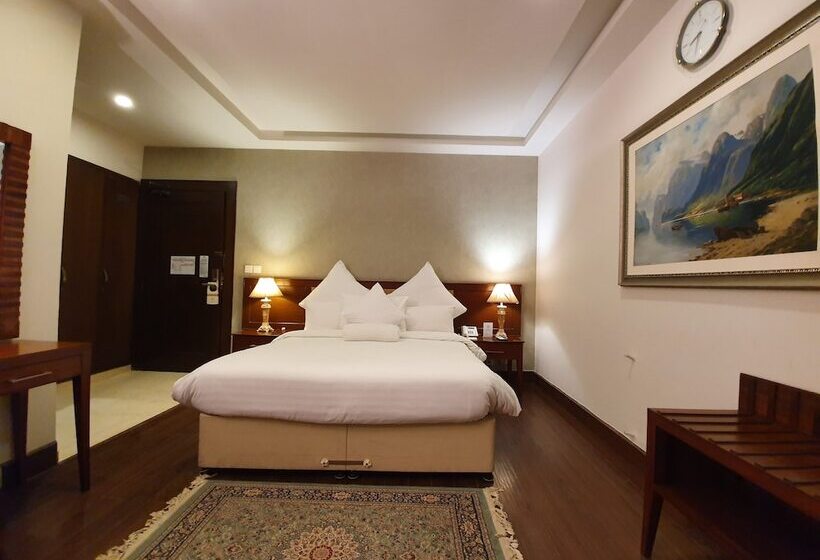 اتاق کلاب یک تخته, S Chalet Islamabad