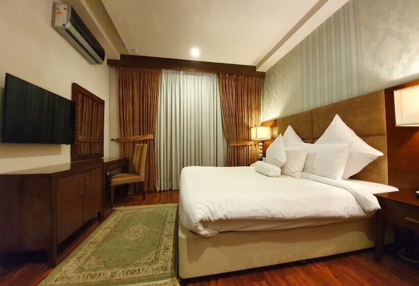 اتاق اجرایی, S Chalet Islamabad