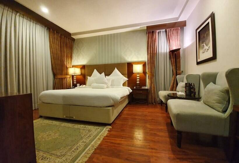 اتاق اجرایی, S Chalet Islamabad