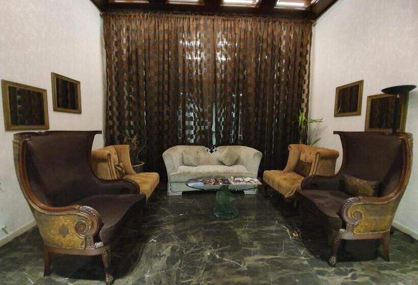 اتاق اجرایی, S Chalet Islamabad