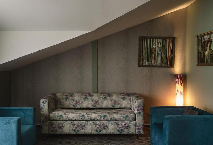سوییت جونیور با بالکن, Romantique Veles