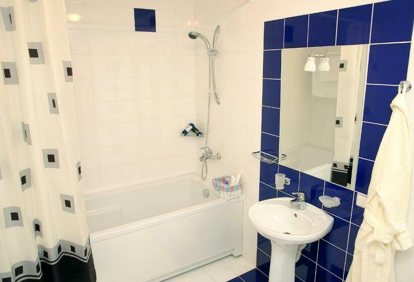 آپارتمان 1 خوابه, 7 Days Hotel Kamyanets Podilskyi