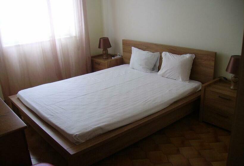 اتاق استاندارد با سرویس بهداشتی مشترک, Sunny House