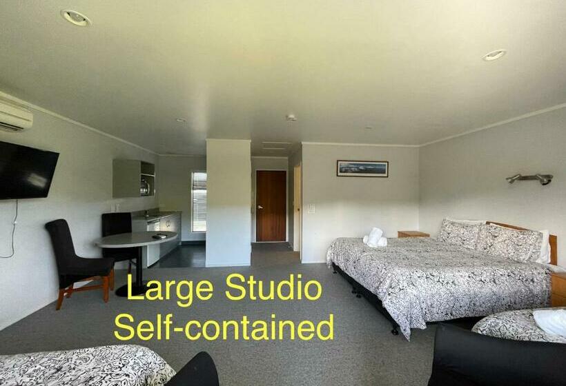 스탠다드 스튜디오, Oasis Motel & Holiday Park Turangi