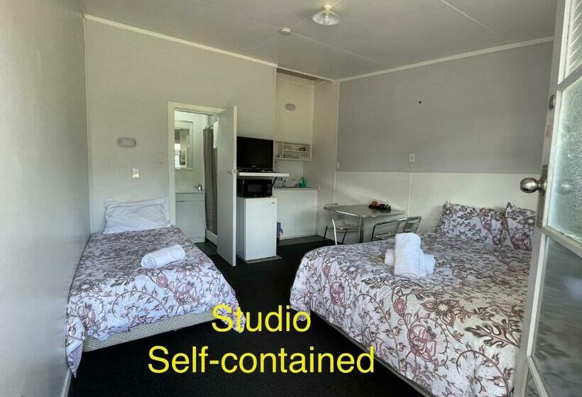 스탠다드 스튜디오, Oasis Motel & Holiday Park Turangi