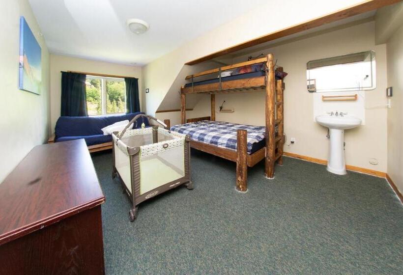 패밀리 룸 공용 욕실, Squamish Adventure Inn