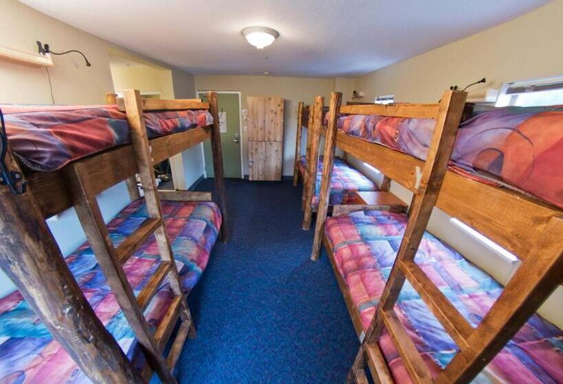 공용 욕실 구비 공동 객실 내의 침대, Squamish Adventure Inn