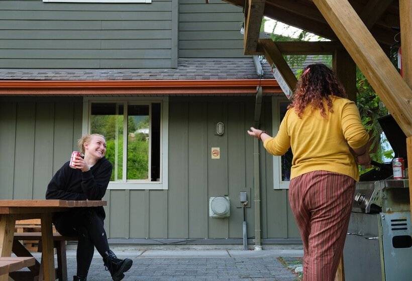 패밀리 룸 공용 욕실, Squamish Adventure Inn