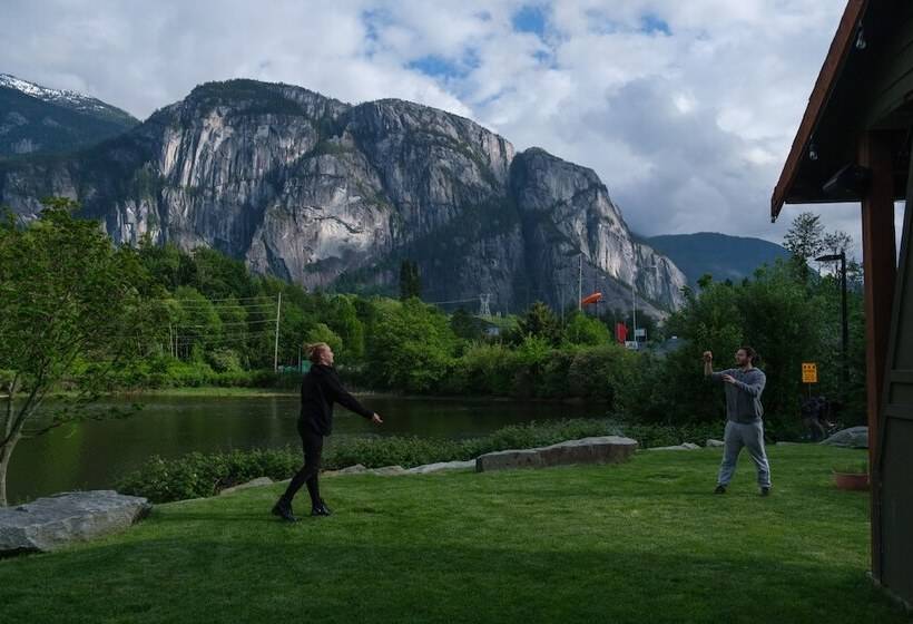 带共用卧室公用房间的床, Squamish Adventure Inn