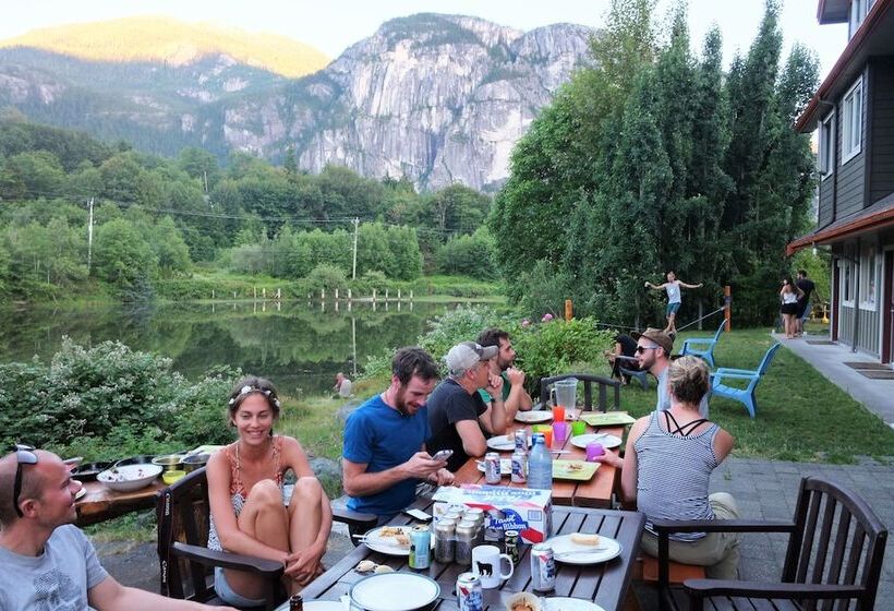 공용 욕실 구비 공동 객실 내의 침대, Squamish Adventure Inn