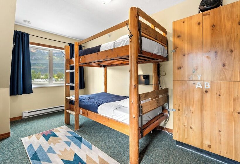 공용 욕실 구비 공동 객실 내의 침대, Squamish Adventure Inn