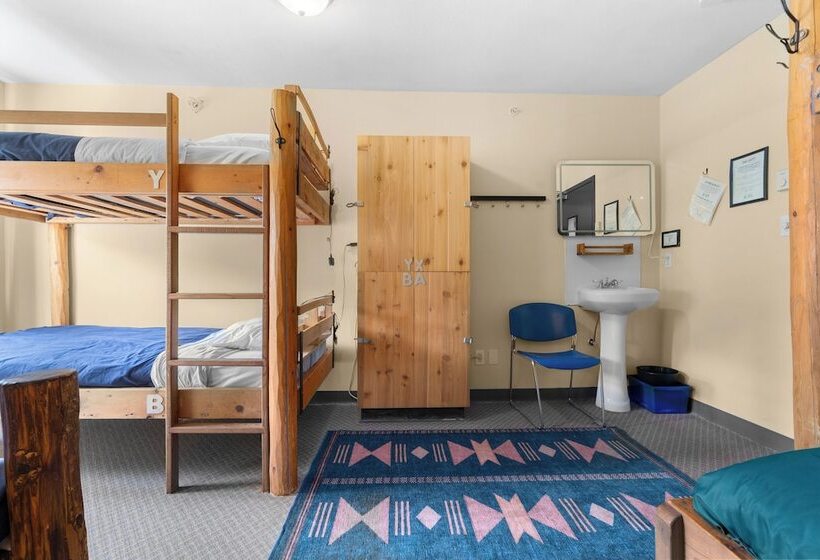 공용 욕실 구비 공동 객실 내의 침대, Squamish Adventure Inn