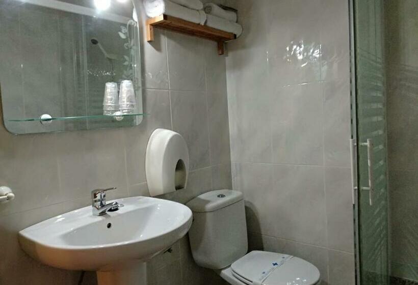 标准三人间, Hostal Almenara
