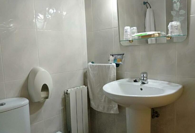 标准三人间, Hostal Almenara