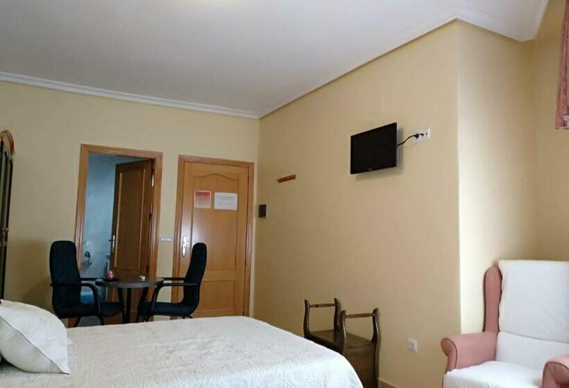 标准三人间, Hostal Almenara