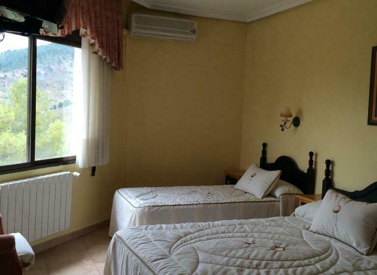 标准三人间, Hostal Almenara