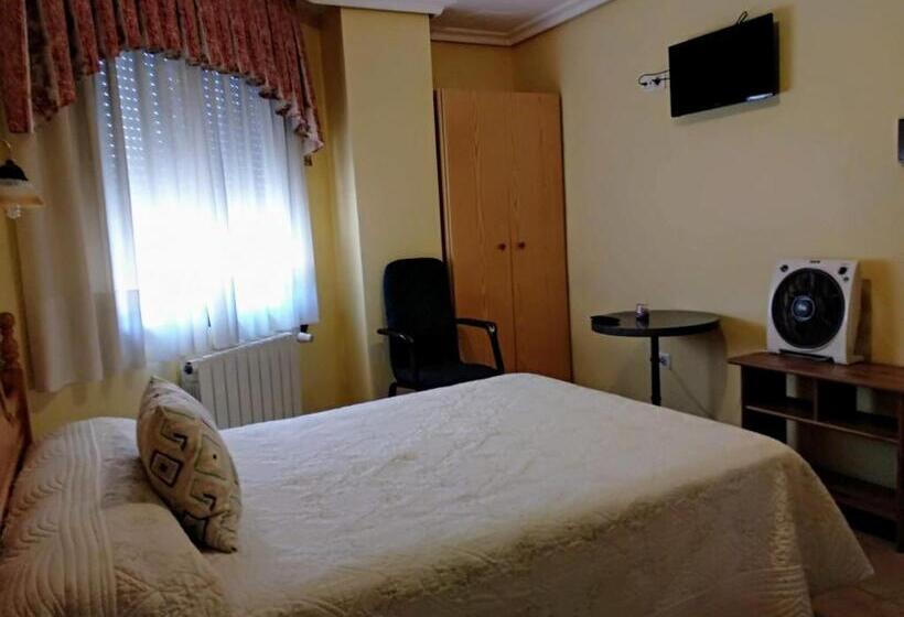 标准三人间, Hostal Almenara