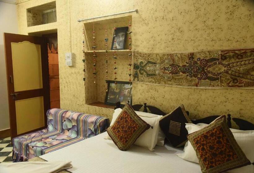 Cama em Quarto Compartilhado, Renuka