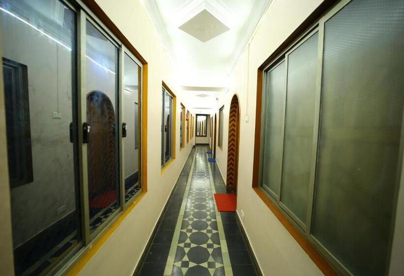 Четырехместный Номер Классик, Shri Swarna S Palace   A Business Class