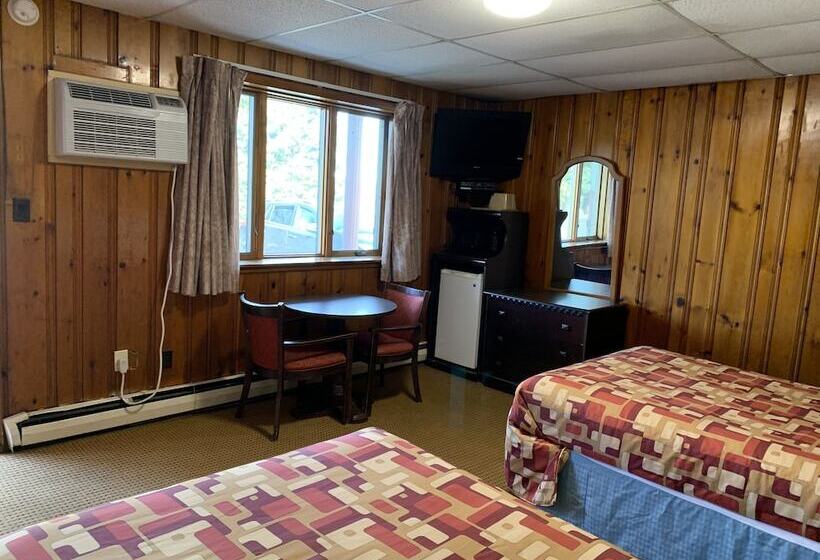 带2个双人床的标准工作室, Budget Inn