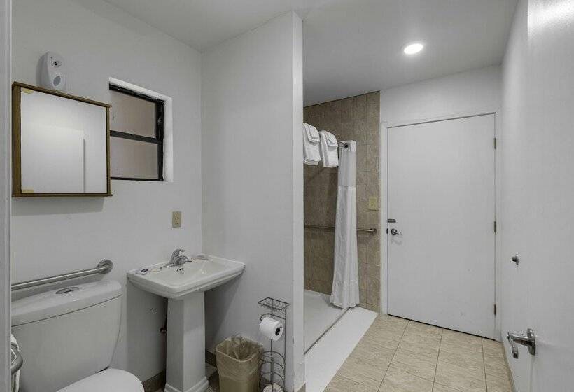 Номер Стандарт 2 Двуспальные Кровати, Budget Lodge