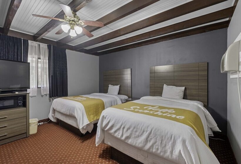 Номер Стандарт 2 Двуспальные Кровати, Budget Lodge