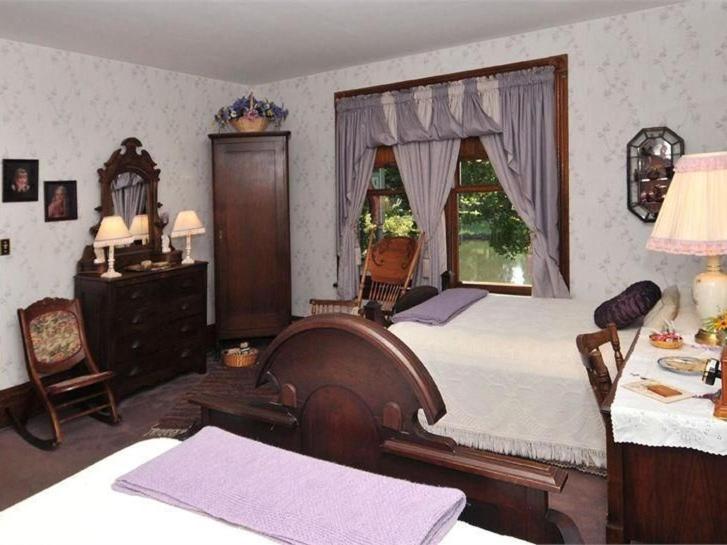 חדר סטנדרט לשלושה עם מרפסת, Victorian Loft Bed And Breakfast