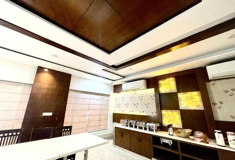 豪华房间, P Palace ! Varanasi Fully Air Conditioned Hotel Lift And Parking Availability, Near Kashi Vishwanath