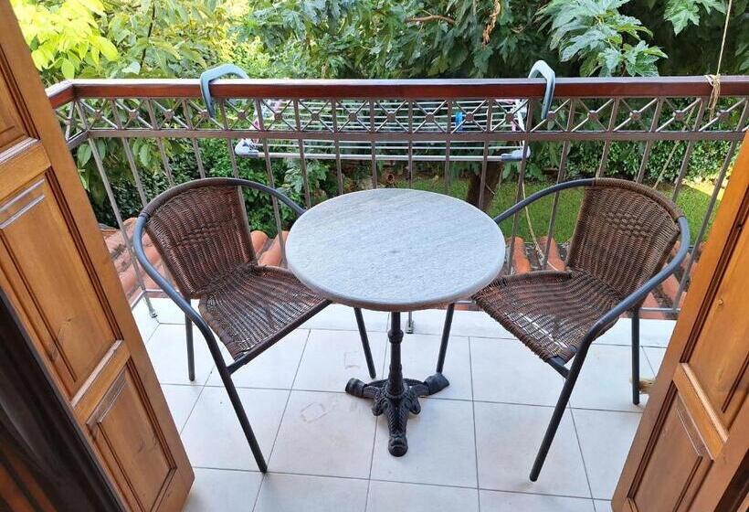 اتاق استاندارد سه تخته با بالکن, Skourgias Rooms