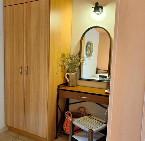 اتاق استاندارد سه تخته با بالکن, Skourgias Rooms